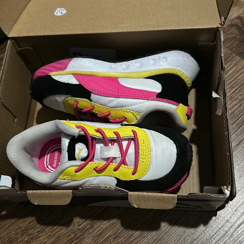 7c white pink & yellow Puma sneakers